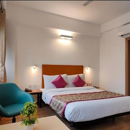Hotel Solitaire Tower - Top Rated Area- In House Parking Vrindāvan Exterior foto