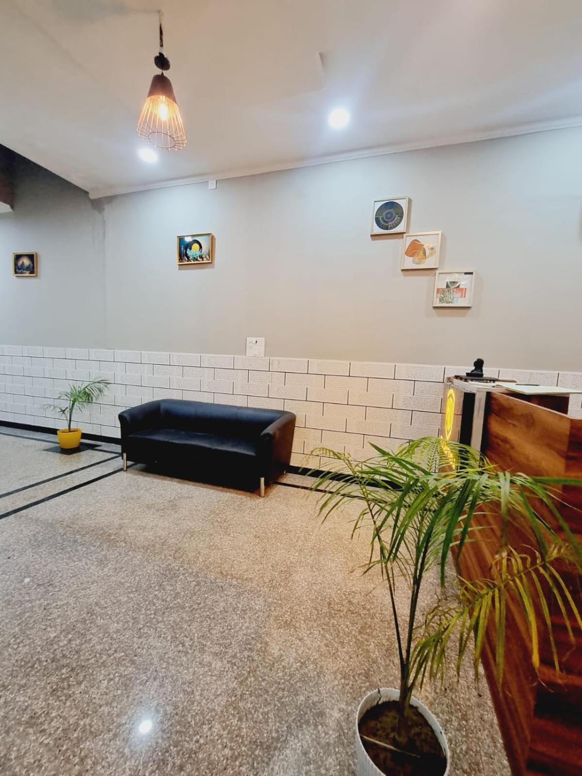 Hotel Solitaire Tower - Top Rated Area- In House Parking Vrindāvan Exterior foto